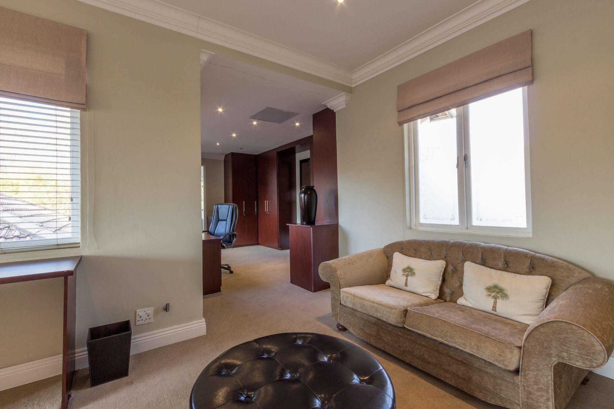 Q On First Guesthouse Johannesburg Buitenkant foto