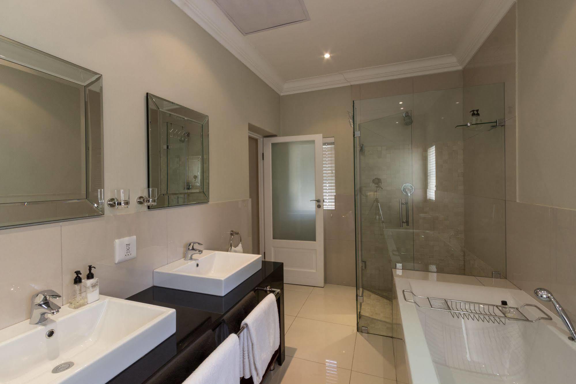 Q On First Guesthouse Johannesburg Buitenkant foto