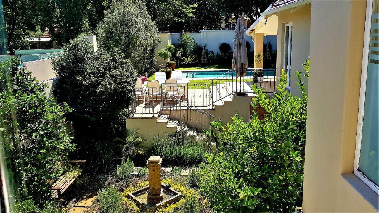 Q On First Guesthouse Johannesburg Buitenkant foto